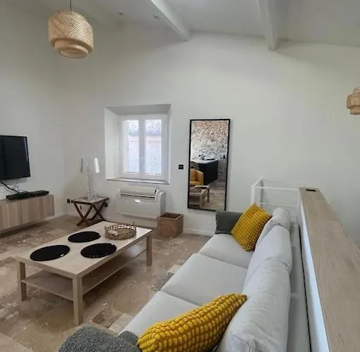 Strelizia - New Old For 4 Ac Apartment